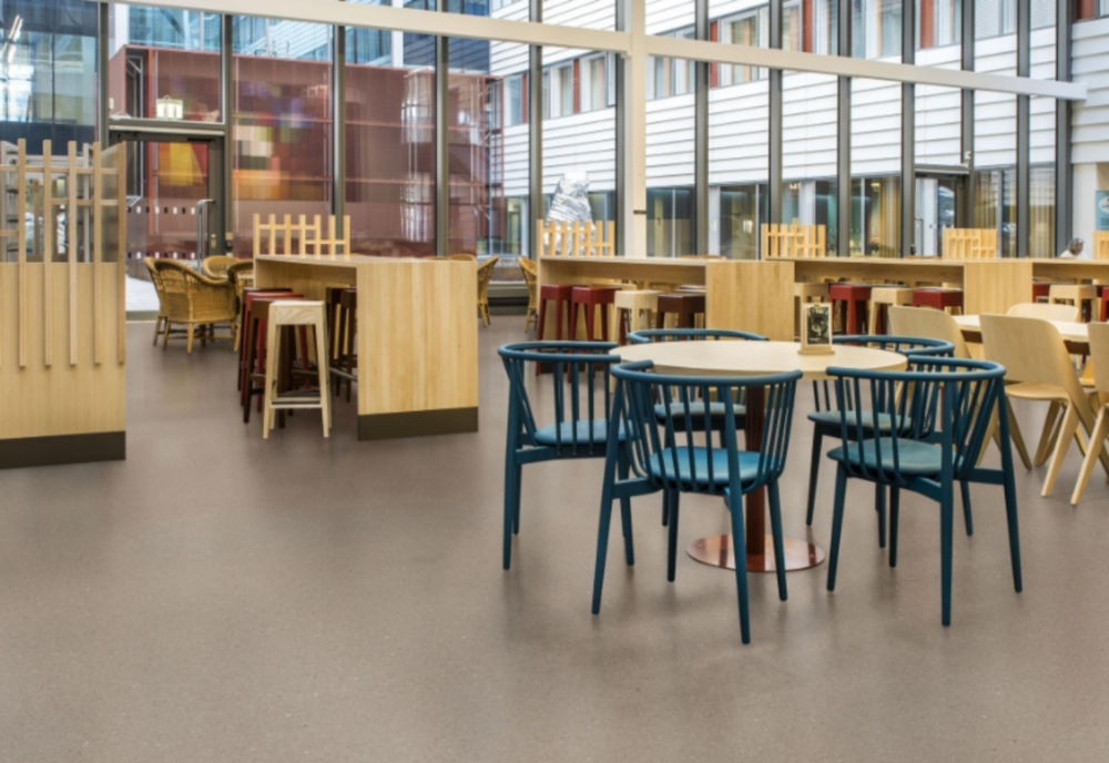 Homogeneous flooring for public spaces